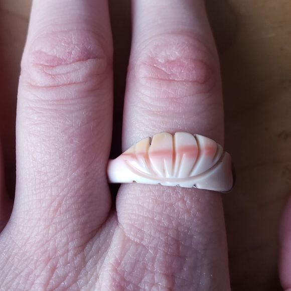 Lot of Two Handcarved Conch Shell Rings, One Dove Shell Ring and One Lotus Ring - Picture 3 of 6